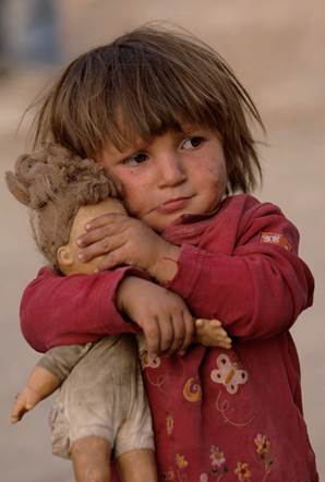 http://donnaemadre.files.wordpress.com/2014/08/bimba-turca-che-copre-gli-occhia-alla-sua-bambola.jpg?w=714