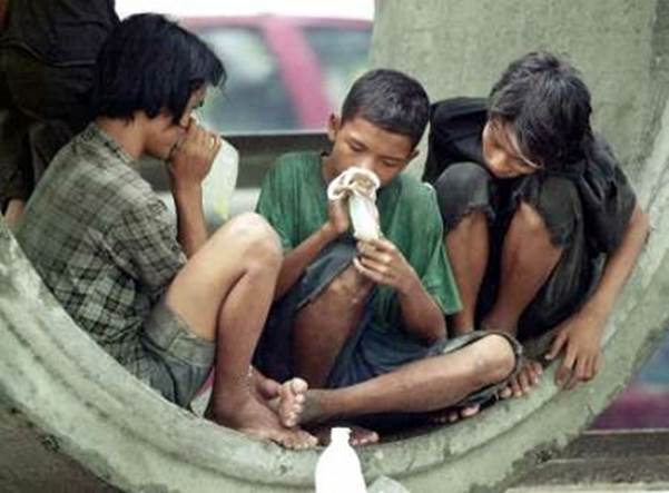 http://cdn.youthkiawaaz.com/wp-content/uploads/2014/02/24/childhood-lost-cheap-drugs-insight-vicious-world-organised-begging/drug-abuse-by-street-kids1.jpg