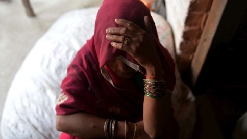 Costretta a mangiare feci di mucca, giovane sposa morta in India