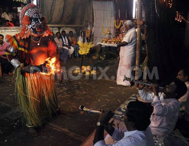 http://static4.demotix.com/sites/default/files/imagecache/a_scale_large/1700-9/photos/1358756289-bhuta-kola-spirit-worship-performed-in-udupi_1741179.jpg